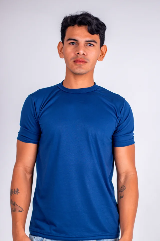 Camiseta básica em malha azul marinho, vista de frente