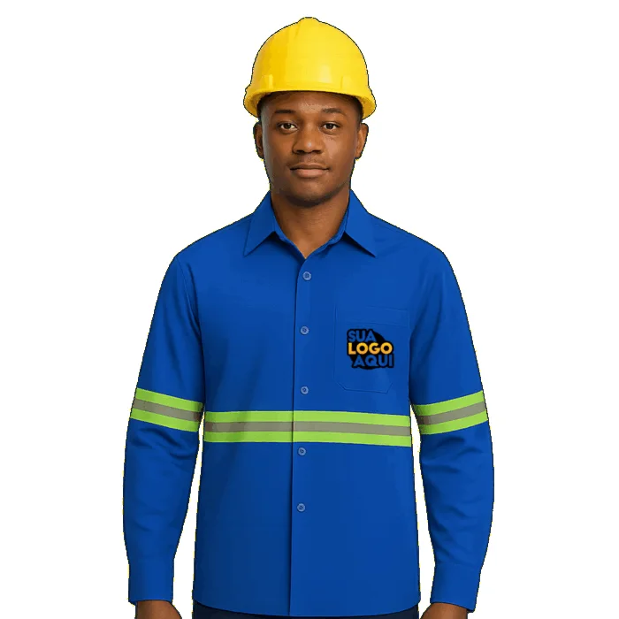 Modelo ilustrativo de camisa em brim azul royal com faixa refletiva e área para a logo da empresa no bolso