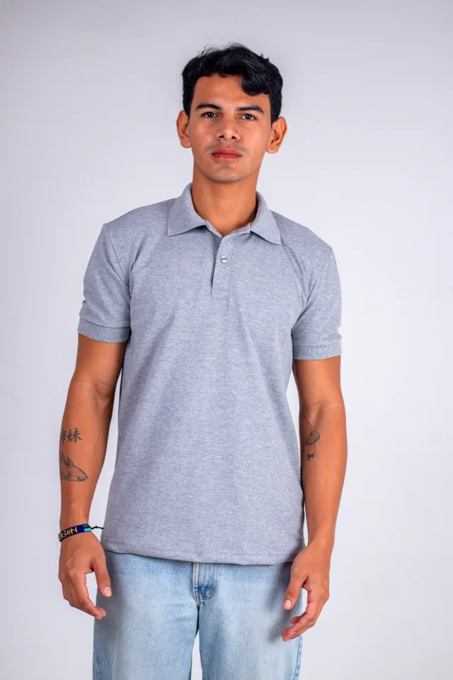 Camisa polo em piquê cinza mescla, vista de frente