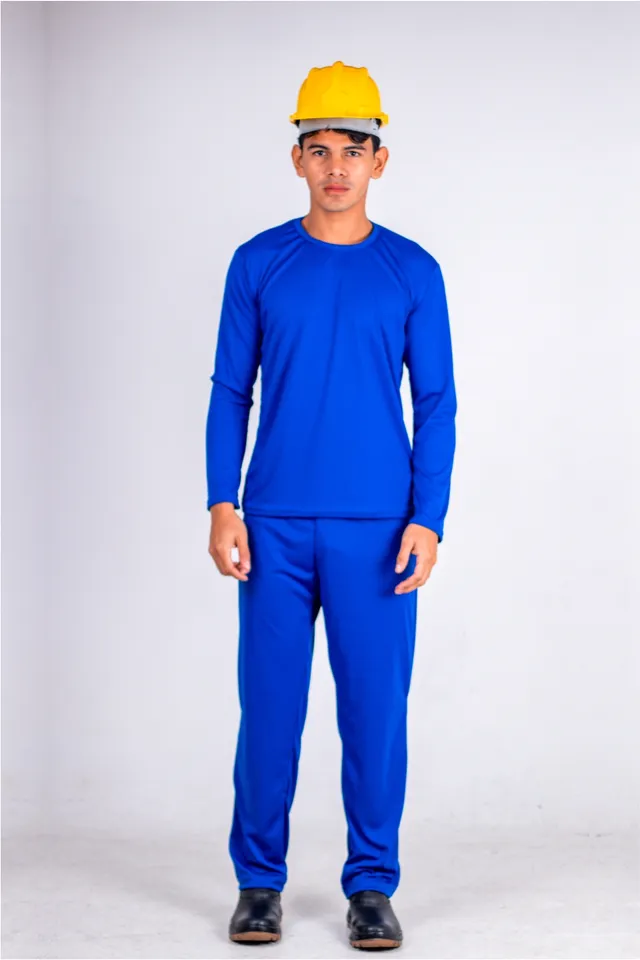 Conjunto profissional em malha azul royal, camisa manga longa e calça, usado com capacete de obra